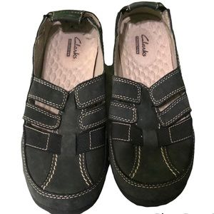 ✅ Clark’s black leather sandals